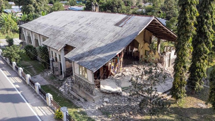 I danni all'auditorium adiacente alla chiesa di San Giuseppe, nella località di Kisol