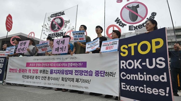 Manifestanti sudcoreani con cartelli partecipano a una manifestazione di protesta contro l'esercitazione militare congiunta tra Corea del Sud e Stati Uniti, davanti all'ambasciata statunitense a Seul