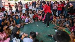 Martedì 18 agosto alcuni bambini hanno partecipato a un programma di recupero dai traumi presso un rifugio a Maumere, Nusa Tenggara Orientale, in seguito al terremoto di magnitudo 7.7 che ha colpito l'isola indonesiana di Flores il 15 agosto