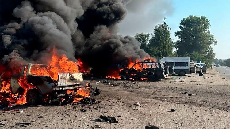 Esta fotografia, divulgada pelo Servi&ccedil;o de Imprensa da Presid&ecirc;ncia da Ucr&acirc;nia em 18 de agosto de 2026, mostra carros em chamas ap&oacute;s um ataque a&eacute;reo em Pechenigy, regi&atilde;o de Kharkiv, em meio &agrave; invas&atilde;o russa da Ucr&acirc;nia. Um ataque russo a uma aldeia na regi&atilde;o de Kharkiv, no nordeste da Ucr&acirc;nia, matou 10 pessoas, segundo informou o governador local em 18 de agosto de 2026. (Foto: Divulga&ccedil;&atilde;o / SERVI&Ccedil;O DE IMPRENSA DA PRESID&Ecirc;NCIA DA UCR&Acirc;NIA / AFP)