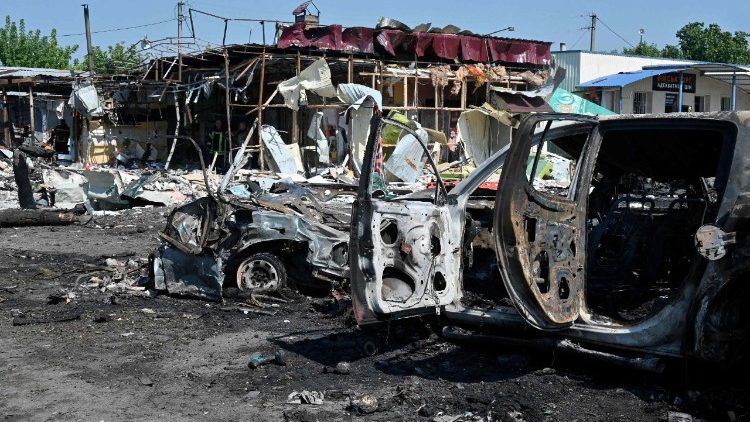 Esta fotografia mostra um ve&iacute;culo gravemente danificado e um edif&iacute;cio destru&iacute;do no local de um ataque a&eacute;reo em Pechenigy, regi&atilde;o de Kharkiv, em 18 de agosto de 2026, em meio &agrave; invas&atilde;o russa da Ucr&acirc;nia. Um ataque russo a uma aldeia na regi&atilde;o de Kharkiv, no nordeste da Ucr&acirc;nia, matou 10 pessoas, disse Kiev em 18 de agosto de 2026, prometendo retaliar. (Foto de SERGEY BOBOK / AFP)