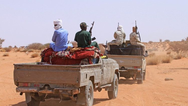 Um grupo de desertores armados das Forças de Apoio Rápido (RSF), um grupo paramilitar, chega em um veículo, provavelmente para se renderem ao exército sudanês, na zona oeste de Omdurman, em 19 de agosto de 2026.