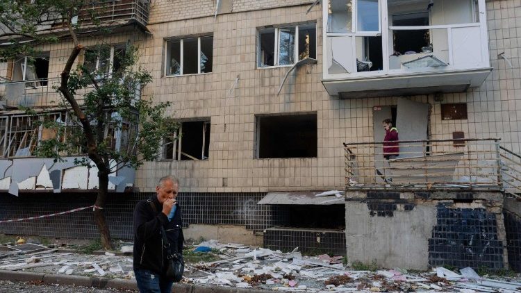 Um homem fuma enquanto caminha perto de um pr&eacute;dio residencial danificado ap&oacute;s um ataque russo em Kiev, em 20 de agosto de 2026, em meio &agrave; invas&atilde;o russa da Ucr&acirc;nia. O bombardeio russo matou seis pessoas e feriu dezenas na capital ucraniana e na regi&atilde;o circundante durante a noite, disseram as autoridades em 20 de agosto. (Foto de Tetiana DZHAFAROVA / AFP)