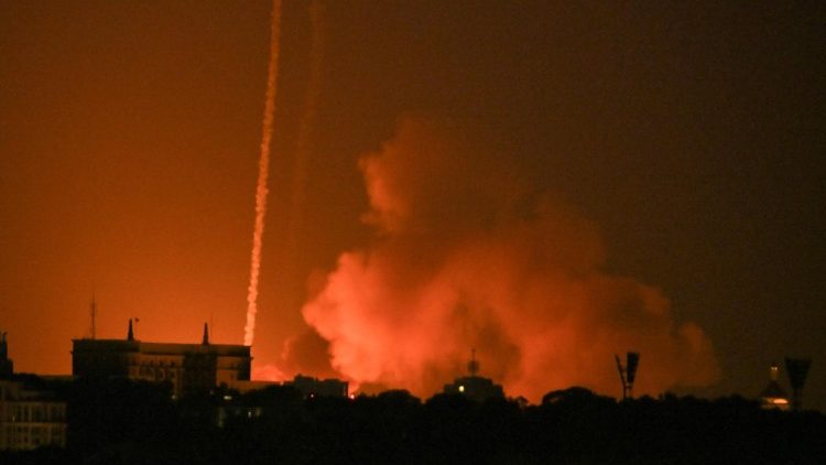 Fuma&ccedil;a sobe de m&iacute;sseis lan&ccedil;ados pela R&uacute;ssia em Kiev, Ucr&acirc;nia, em 20 de agosto de 2026. (Foto de Eugene Kotenko / AFP)