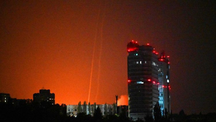 Il cielo della capitale ucraina, Kyiv, durante l'attacco russo di mercoled&igrave; notte