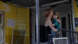 Una donna con una bambina subito dopo l'attacco russo su Kyiv