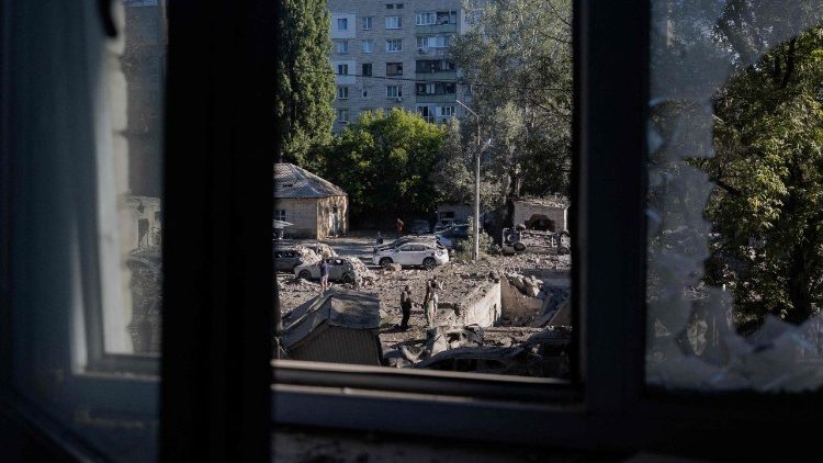 Esta fotografia mostra edif&iacute;cios residenciais danificados, outras estruturas e carros incendiados ap&oacute;s um ataque a&eacute;reo em Kiev, em 20 de agosto de 2026, durante a invas&atilde;o russa da Ucr&acirc;nia. Os bombardeios russos mataram pelo menos 12 pessoas e feriram dezenas na capital ucraniana e na regi&atilde;o circundante durante a noite, disseram as autoridades em 20 de agosto de 2026. (Foto de Tetiana DZHAFAROVA / AFP)