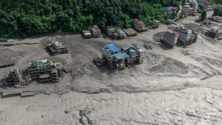 Le abitazioni sommerse dall'acqua fangosa lungo le rive di un fiume dopo le inondazioni improvvise a Trishuli Bazar, nel distretto di Nuwakot, in Nepal