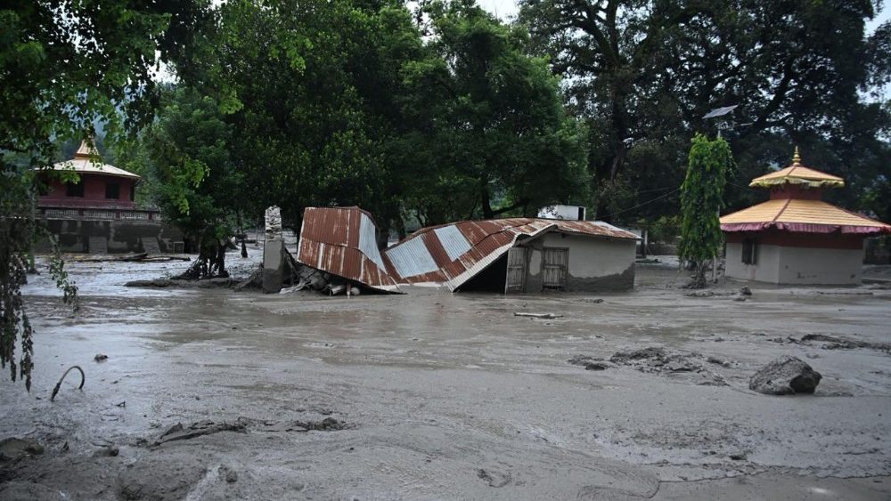 Casas ficaram submersas em lama após enchentes repentinas em Devghat, no distrito de Nuwakot, Nepal, em 26 de agosto de 2026. (Foto de Prakash Mathema / AFP)