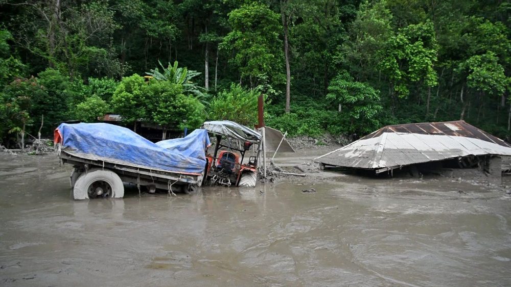 Uma casa ficou submersa em lama após enchentes repentinas em Devghat, no distrito de Nuwakot, Nepal, em 26 de agosto de 2026. (Foto de Prabin Ranabhat / AFP)