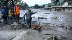 Los equipos de rescate trabajan tras las inundaciones en Nepal. (AFP)