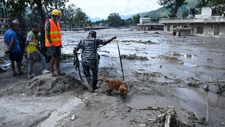Los equipos de rescate trabajan tras las inundaciones en Nepal. (AFP)