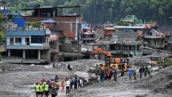 Inundaciones repentinas en Nepal han causado centenares de muertos, heridos y desaparecidos.
