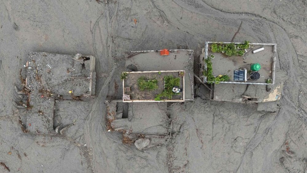 Esta fotografia aérea mostra casas cobertas por uma densa camada de lama após as enchentes repentinas em Devighat, no distrito de Nuwakot, Nepal, em 29 de agosto de 2026. Quase 3.000 pessoas ainda estavam desaparecidas em 29 de agosto e 633 mortes foram confirmadas após as enchentes e deslizamentos de terra que atingiram a fronteira entre o Nepal e o Tibete. (Foto de Manan VATSYAYANA / AFP)