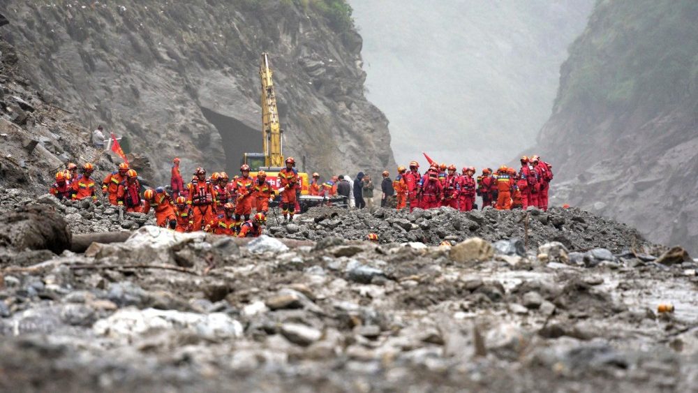 Equipes de bombeiros e resgate realizam operações de busca e salvamento a 2 quilômetros do porto de Gyirong, dias após o deslizamento de terra de 26 de agosto que destruiu o porto, no condado de Gyirong, na região do Tibete Ocidental, na China, em 29 de agosto de 2026. (Foto: CNS/AFP)