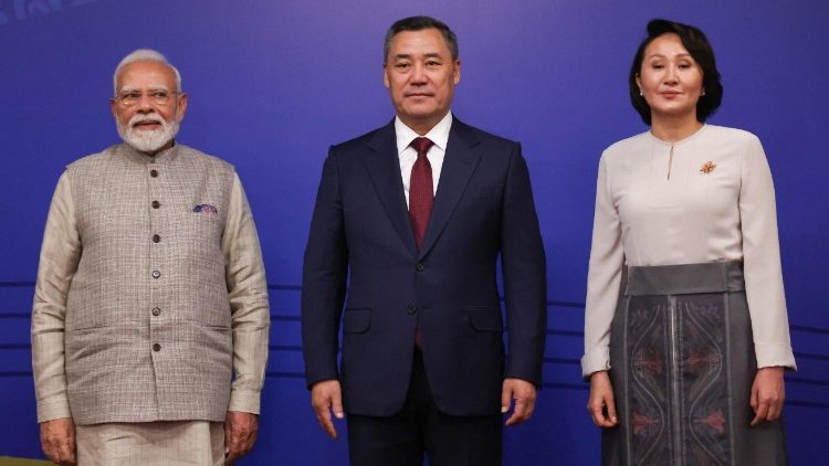 Il premier indiano Narendra Modi con il presidente del Kirghizistan Sadyr Japarov e la first lady Aigul 