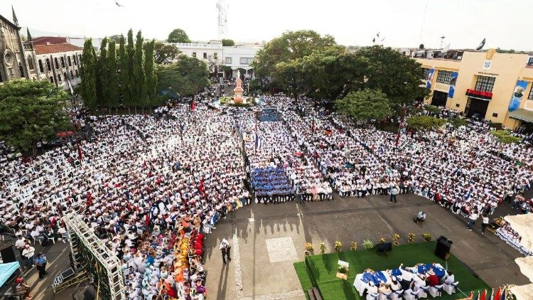 L'Assemblea nazionale del Nicaragua - riunita fuori dalla cattedrale di Leon insieme a membri di polizia, studenti e contadini - per approvare la riforma costituzionale