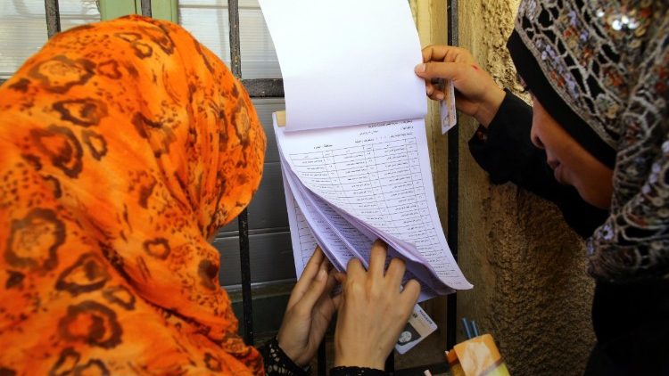 Ägyptische Frauen konsultieren Wahllisten