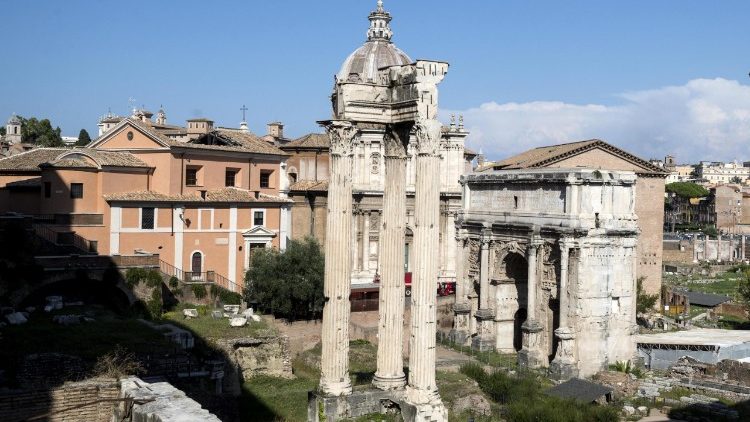 Symbolbild: Forum Romanum im Hintergrund San Giuseppe dei Falegnami