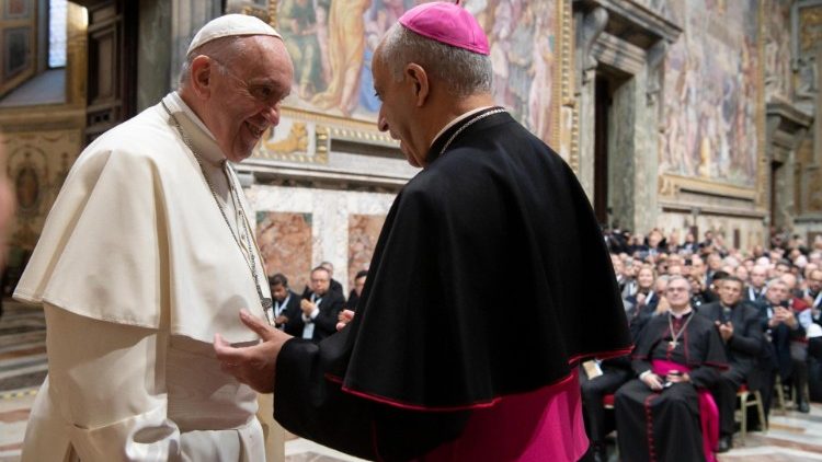 Францішак і арцыбіскуп Фізікела падчас І Міжнароднай сустрэчы рэктараў і супрацоўнікаў санктуарыяў у 2018 годзе