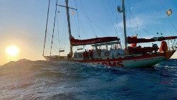 Yesu kutembea juu ya maji. Anadhihirisha uwezo wake wa kimungu na mamlaka aliyonayo juu ya nguvu za asili. 