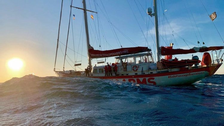 Yesu kutembea juu ya maji. Anadhihirisha uwezo wake wa kimungu na mamlaka aliyonayo juu ya nguvu za asili. 