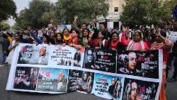 Ativistas e apoiadores dos direitos dos dalits e tribais indianos exibem cartazes e gritam slogans durante um protesto contra o governo indiano em Nova Delhi, Índia, em 5 de março de 2019. EPA/RAJAT GUPTA