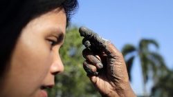 Fiel filipina participa do rito de Imposição das Cinzas ma Quarta-feira Santa