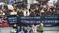 Các nhà hoạt động ủng hộ sự sống trước Tòa Hiến pháp ở Seoul, Hàn Quốc