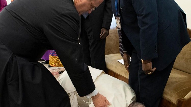 Pope Francis kneels to kiss the feet of South Sudan’s leaders