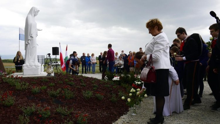 Des fidèles devant une statue de Notre-Dame de Medjugorje (Bosnie-Herzégovine)
