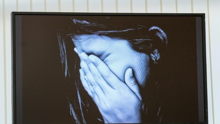 Deutschland legalisiert mit seiner Gesetzgebung die fortgesetzte Gewalt gegen Frauen, heißt es im Buch.