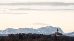 Das Kloster Andechs vor der Zugspitze
