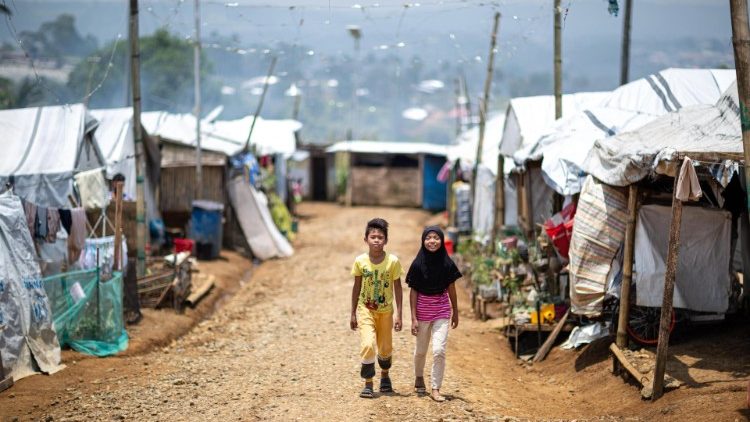 Bambini in un campo profughi (Ansa)