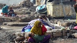 Una mujer en un barrio marginal de Pakistán (ANSA)