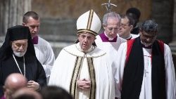 विभिन्न ख्रीस्तीय समुदायों के प्रतिनिधियों के साथ संत पापा फ्राँसिस