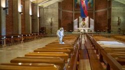 Bare allineate all'interno di una chiesa