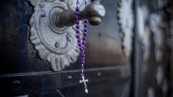 Rosenkranz an einer Kirchentür in Prag - Archivaufnahme