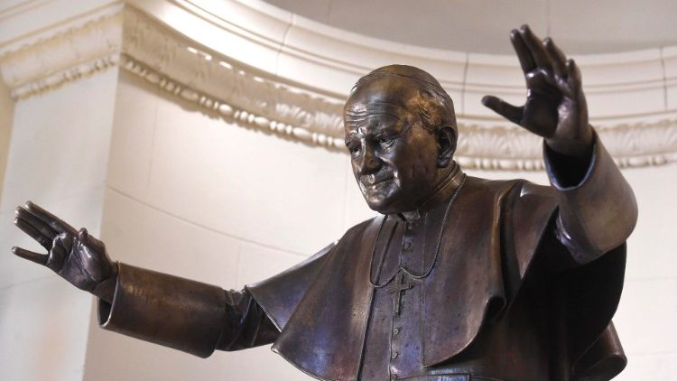 Statue von Papst Johannes Paul II. in der Budapester Sankt Stephans-Basilika