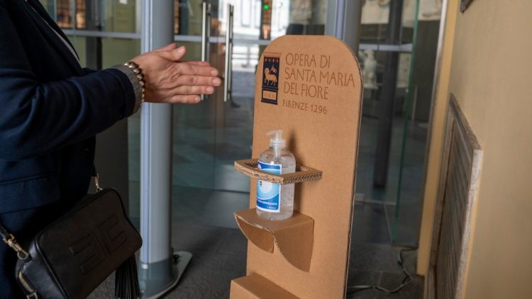 Disinfettanti all'ingresso di Musei e Chiese a Firenze (Ansa/Claudio Giovannini)