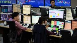 Menschen hinter dem Bildschirm