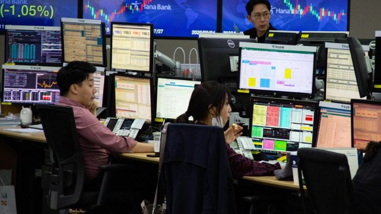 Menschen hinter dem Bildschirm