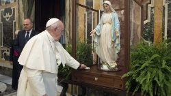 Papa Francesco benedice la statua della Vergine della Medaglia Miracolosa