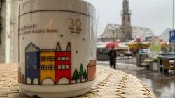 Weihnachtsmarkt-Tasse auf dem Walther-Platz in Bozen, Südtirol