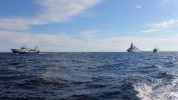 அலைகள் விளையாடும் கடல் 