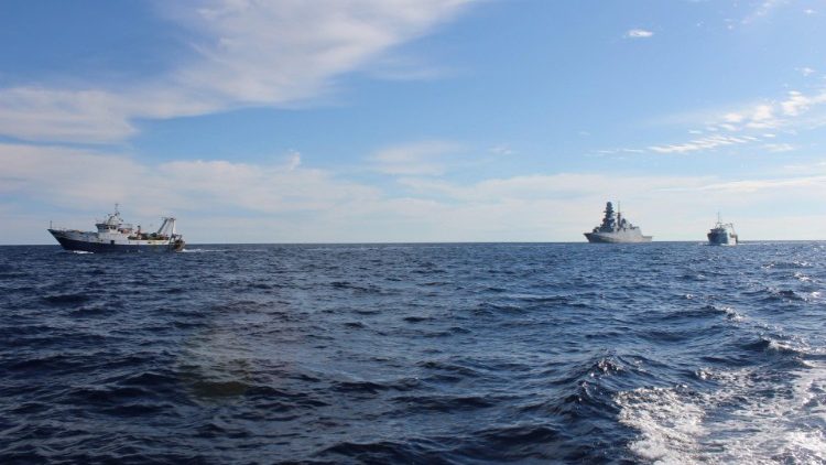 அலைகள் விளையாடும் கடல் 