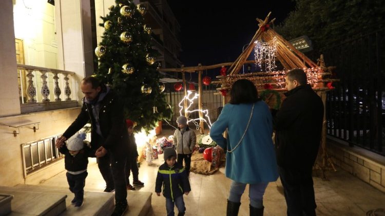 Weihnachtsbaum vor einer Kirche in Damaskus (Syrien)