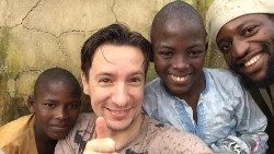 El embajador italiano en la República Democrática del Congo, Luca Attanasio, asesinado el 22 de febrero de 2021, aquí con algunos jóvenes congoleños (foto de archivo).