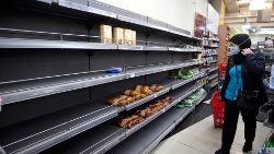 Leerstehende Regale in einem Supermarkt