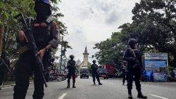 போராட்டம் நடந்த இடத்தில் காவல் பணியாளர்கள்